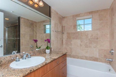 Купить кондоминиум в Халландейл-Бич, Флорида 2 спальни, 109.62м2, № 2017183 - фото 13