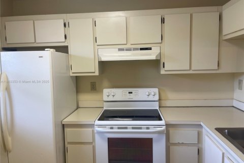 Condo in Pembroke Pines, Florida, 2 bedrooms  № 1686325 - photo 6