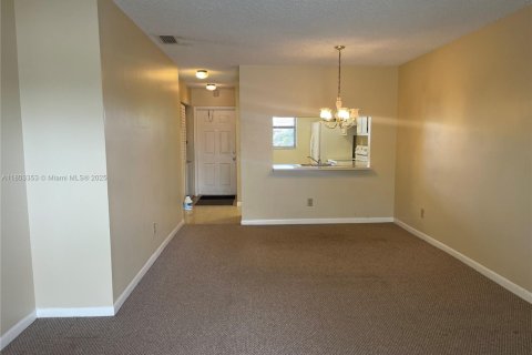 Condo in Pembroke Pines, Florida, 2 bedrooms  № 1686325 - photo 13