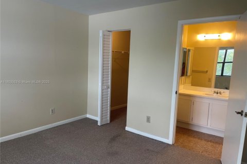 Condo in Pembroke Pines, Florida, 2 bedrooms  № 1686325 - photo 16