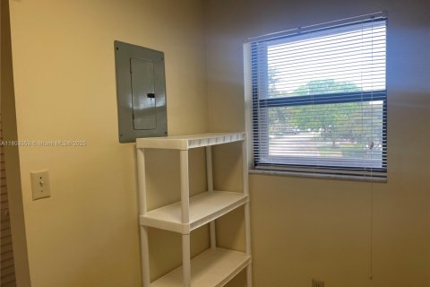 Condo in Pembroke Pines, Florida, 2 bedrooms  № 1686325 - photo 9