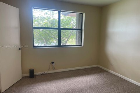 Condo in Pembroke Pines, Florida, 2 bedrooms  № 1686325 - photo 15