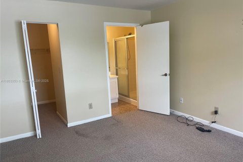 Condo in Pembroke Pines, Florida, 2 bedrooms  № 1686325 - photo 17