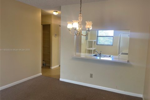 Condo in Pembroke Pines, Florida, 2 bedrooms  № 1686325 - photo 10