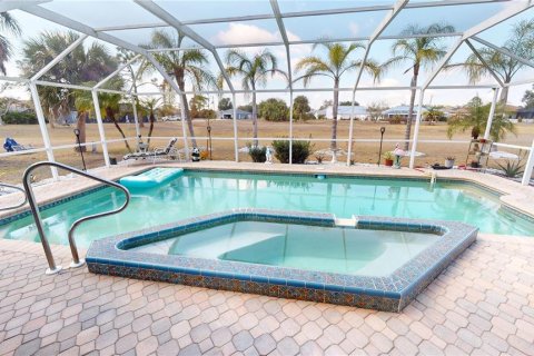 House in Punta Gorda, Florida 3 bedrooms, 155.7 sq.m. № 2166380 - photo 3