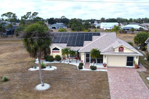 House in Punta Gorda, Florida 3 bedrooms, 155.7 sq.m. № 2166380
