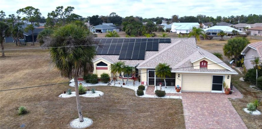 House in Punta Gorda, Florida 3 bedrooms, 155.7 sq.m. № 2166380