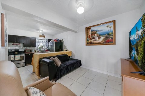 House in Miami, Florida 4 bedrooms, 125.79 sq.m. № 1864907 - photo 5