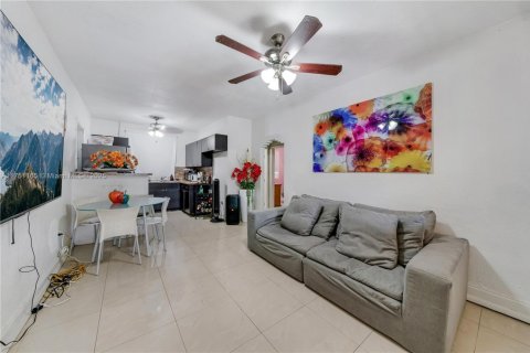 House in Miami, Florida 4 bedrooms, 125.79 sq.m. № 1864907 - photo 15