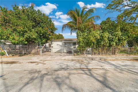House in Miami, Florida 4 bedrooms, 125.79 sq.m. № 1864907 - photo 12
