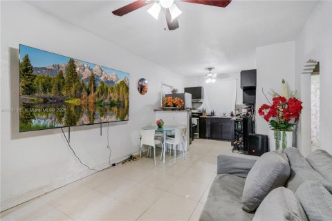 House in Miami, Florida 4 bedrooms, 125.79 sq.m. № 1864907 - photo 16