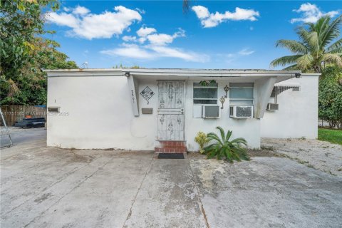 House in Miami, Florida 4 bedrooms, 125.79 sq.m. № 1864907 - photo 2