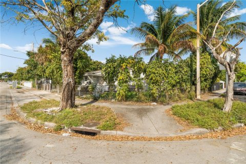 House in Miami, Florida 4 bedrooms, 125.79 sq.m. № 1864907 - photo 13