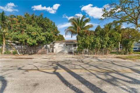 House in Miami, Florida 4 bedrooms, 125.79 sq.m. № 1864907 - photo 3