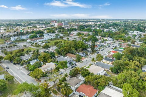 House in Miami, Florida 4 bedrooms, 125.79 sq.m. № 1864907 - photo 23