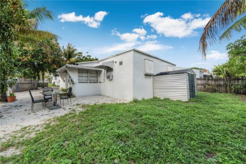 House in Miami, Florida 4 bedrooms, 125.79 sq.m. № 1864907 - photo 1