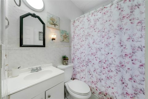 House in Miami, Florida 4 bedrooms, 125.79 sq.m. № 1864907 - photo 19