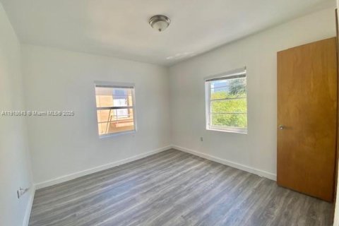 Casa en alquiler en Miami Beach, Florida, 2 dormitorios, 92.9 m2 № 1973282 - foto 2