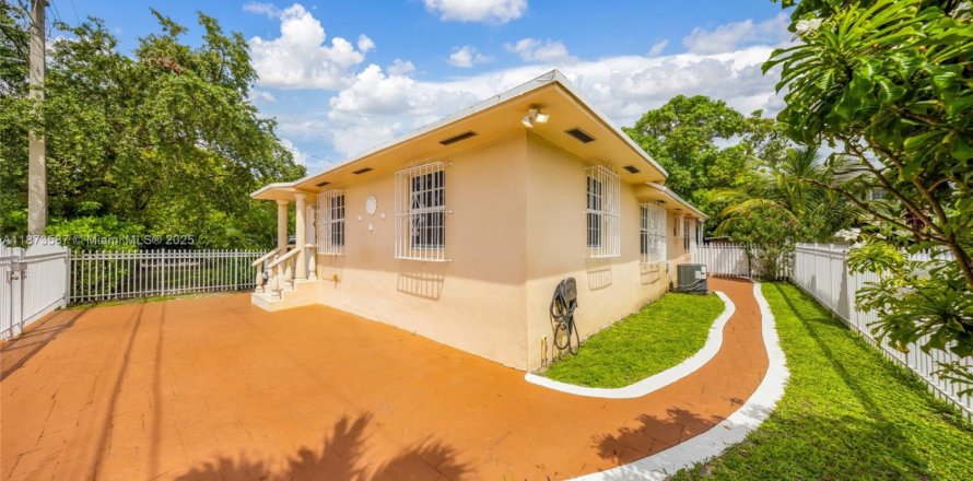 Villa ou maison à Miami, Floride 3 chambres, 116.69 m2 № 1977384