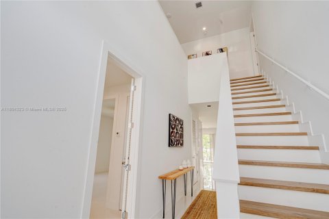 Propiedad comercial en venta en Miami, Florida, 555.93 m2 № 1748832 - foto 3