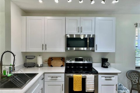 Townhouse in Port Orange, Florida 2 bedrooms, 104.05 sq.m. № 2239280 - photo 9