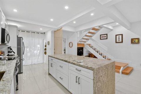 Touwnhouse à vendre à Miami, Floride: 3 chambres, 156.82 m2 № 1946578 - photo 3