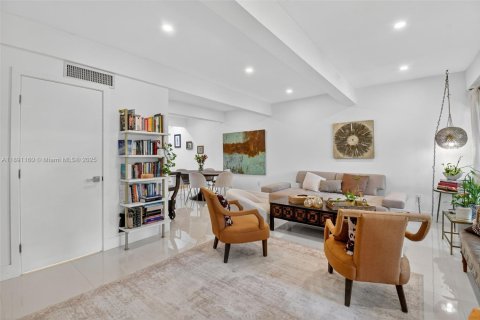 Touwnhouse à vendre à Miami, Floride: 3 chambres, 156.82 m2 № 1946578 - photo 18