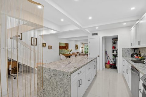 Touwnhouse à vendre à Miami, Floride: 3 chambres, 156.82 m2 № 1946578 - photo 7