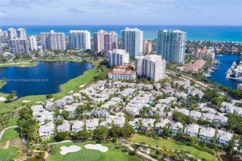 Townhouse in Miami, Florida 3 bedrooms, 156.82 sq.m. № 1946578 - photo 1