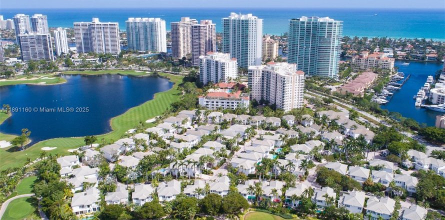 Townhouse in Miami, Florida 3 bedrooms, 156.82 sq.m. № 1946578