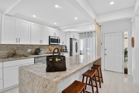 Touwnhouse à vendre à Miami, Floride: 3 chambres, 156.82 m2 № 1946578 - photo 2