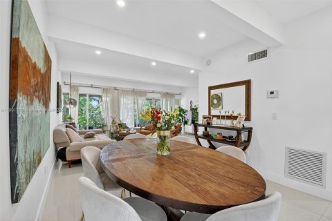 Touwnhouse à vendre à Miami, Floride: 3 chambres, 156.82 m2 № 1946578 - photo 13