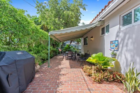 House in Coral Gables, Florida 3 bedrooms, 126.35 sq.m. № 1973244 - photo 22