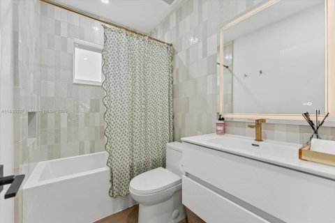 House in Coral Gables, Florida 3 bedrooms, 126.35 sq.m. № 1973244 - photo 13