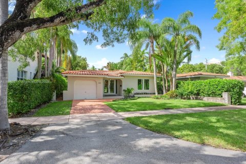 House in Coral Gables, Florida 3 bedrooms, 126.35 sq.m. № 1973244 - photo 27