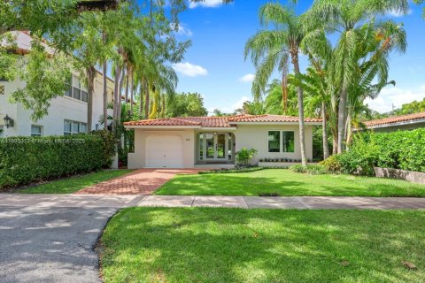 House in Coral Gables, Florida 3 bedrooms, 126.35 sq.m. № 1973244 - photo 1