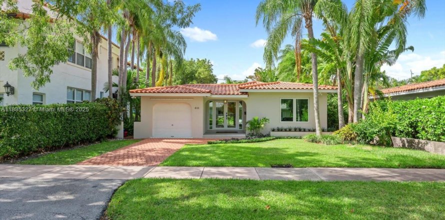 House in Coral Gables, Florida 3 bedrooms, 126.35 sq.m. № 1973244