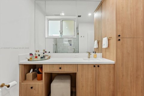 House in Coral Gables, Florida 3 bedrooms, 126.35 sq.m. № 1973244 - photo 18