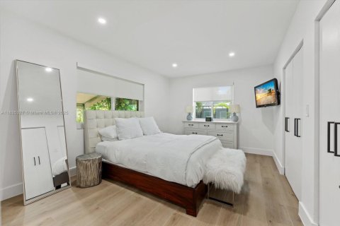 House in Coral Gables, Florida 3 bedrooms, 126.35 sq.m. № 1973244 - photo 15