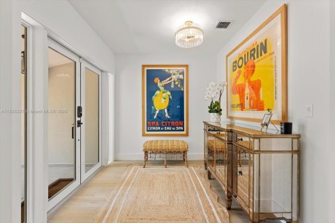 House in Coral Gables, Florida 3 bedrooms, 126.35 sq.m. № 1973244 - photo 2