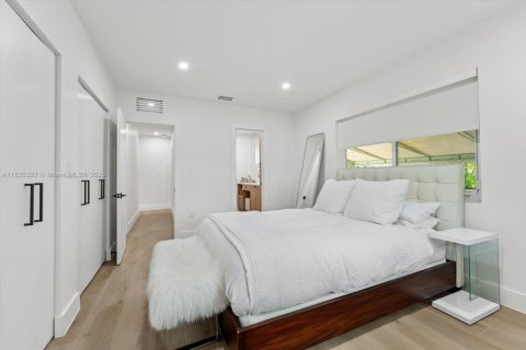 House in Coral Gables, Florida 3 bedrooms, 126.35 sq.m. № 1973244 - photo 14