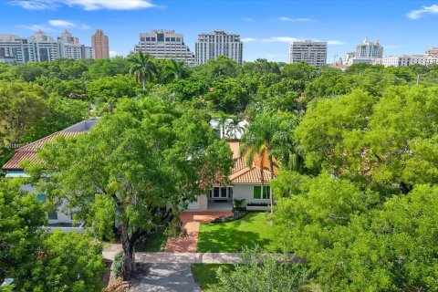 House in Coral Gables, Florida 3 bedrooms, 126.35 sq.m. № 1973244 - photo 28