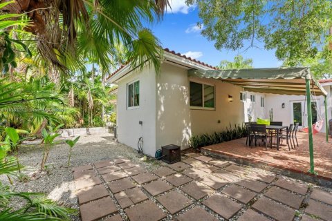 House in Coral Gables, Florida 3 bedrooms, 126.35 sq.m. № 1973244 - photo 24