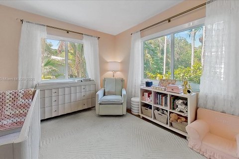 House in Coral Gables, Florida 3 bedrooms, 126.35 sq.m. № 1973244 - photo 19