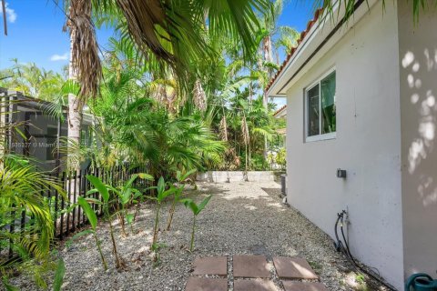 House in Coral Gables, Florida 3 bedrooms, 126.35 sq.m. № 1973244 - photo 25