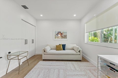 House in Coral Gables, Florida 3 bedrooms, 126.35 sq.m. № 1973244 - photo 12