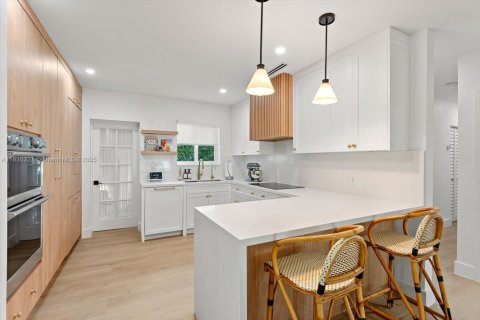 House in Coral Gables, Florida 3 bedrooms, 126.35 sq.m. № 1973244 - photo 9