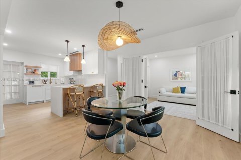 House in Coral Gables, Florida 3 bedrooms, 126.35 sq.m. № 1973244 - photo 6