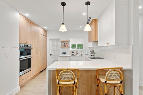 House in Coral Gables, Florida 3 bedrooms, 126.35 sq.m. № 1973244 - photo 8