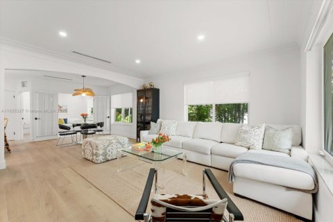 House in Coral Gables, Florida 3 bedrooms, 126.35 sq.m. № 1973244 - photo 5